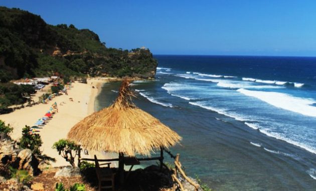 UMR Dan UMK Gunungkidul Terbaru - Objek wisata gunung kidul yang pertama adalah pantai Pok Tunggal