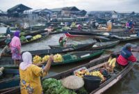 UMR Dan UMK Kota Banjarmasin Terbaru - Pasar Terapung Muara Kuin dan Jembatan Merdeka Banjarmasin By Wiki
