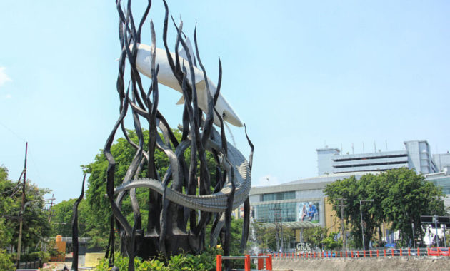 UMR Dan UMK Kota Surabaya Terbaru - Patung Sura dan Buaya, patung ini menjadi simbol dari kawasan berjuluk kota Pahlawan ini By Indonesia Kaya
